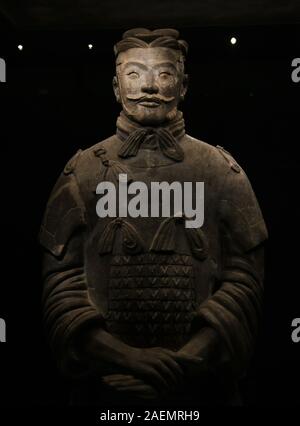 Xi'an. 5 Dez, 2019. Foto auf Dez. 5, 2019 zeigt eine Terracotta Krieger an der Kaiser Qinshihuang Mausoleum Museum in Xi'an, Provinz Shaanxi im Nordwesten Chinas angezeigt. Credit: Li Yibo/Xinhua/Alamy leben Nachrichten Stockfoto