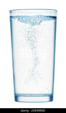 Ein Glas Wasser mit Kohlensäure auf einem weißen Hintergrund, isoliertes Objekt Stockfoto
