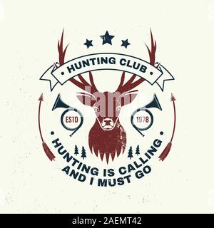 Rotwild und Bier machen mich glücklich. Vektor. Konzept für Hemd oder Label, Print, Stempel, Badge, T-Stück. Vintage Typografie Design mit Wild und Jagd Horn Silhouette. Outdoor Adventure Hunt Club Emblem Stock Vektor