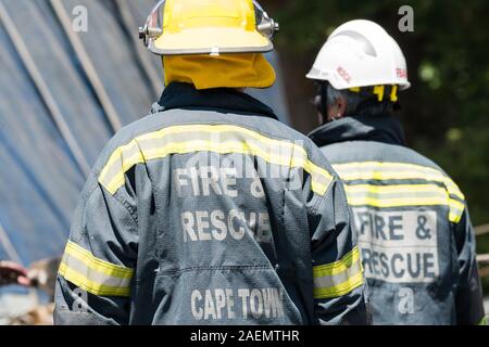 Zwei oder ein paar Feuerwehrmann der Feuerwehr bei einem Verkehrsunfall Szene tragen Gut sichtbare Kleidung als Notfallhelfer in Kapstadt, Südafrika Stockfoto