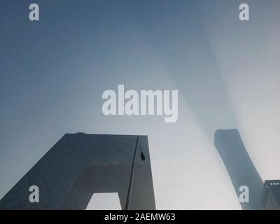 World's 8. und 4. höchste Gebäude Chinas CITIC Turm, auch als China Zun bekannt, rechts, steht auf lokaler central business district in Peking, Stockfoto