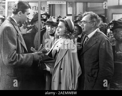 JAMES STEWART als George Bailey DONNA REED als Mary Hatch und THOMAS MITCHELL als Onkel Billy in ES IST EIN WUNDERVOLLES LEBEN Direktor 1946 Frank Capra Liberty Films/RKO Radio Pictures Stockfoto