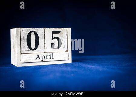 Am 5. April, 5. April, 5. Tag des Monats April - Rustikal weiss Kalender Blöcke auf dunkelblauem Hintergrund mit leeren Raum für Text Stockfoto