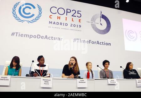 Madrid, Spanien. 09 Dez, 2019. Luisa Neubauer (Mitte links), Deutsche Klima Aktivist, und Greta Thunberg (Mitte rechts), Schwedische Klima Aktivist, auf dem Podium an der UN-Konferenz zum Klimawandel mit anderen jungen Klima Aktivisten sitzen. Credit: Clara Margais/dpa/Alamy leben Nachrichten Stockfoto