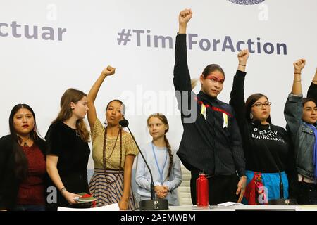 Madrid, Spanien. 09 Dez, 2019. Greta Thunberg (M), Schwedische Klimaschutz Aktivist und Luisa Neubauer (2. von links), Deutschen Klimaschutz Aktivistin, sind an der UN-Konferenz zum Klimawandel mit jungen internationalen Klima Aktivisten. Credit: Clara Margais/dpa/Alamy leben Nachrichten Stockfoto