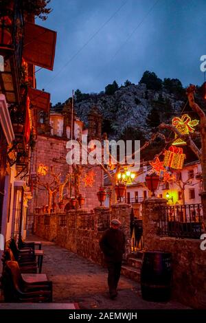 Glitzernde, bunte Weihnachtslichter schmücken die dunklen Abend Straßen von Grazalema Village, einem der Pueblos Blancos, oder Weißen Dörfer von Andalusien im Süden von Spanien Stockfoto