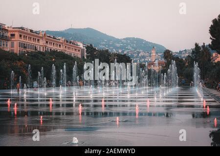 Nizza, Frankreich, 20. September 2018: Die beleuchteten Miroir d'Eau auf der Promenade du Paillon im Zentrum von Nizza Stockfoto