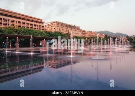 Nizza, Frankreich, 6. September 2018: Die beleuchteten Miroir d'Eau auf der Promenade du Paillon im Zentrum von Nizza Stockfoto