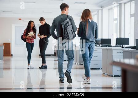 Zu dem Treffen. Gruppe von jungen Menschen zu Fuß im Büro an Ihre Pausenzeit Stockfoto