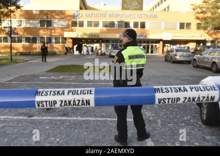 Ostrava, Tschechische Republik. 10 Dez, 2019. Die Dreharbeiten in der Ostrava Krankenhaus behauptete sechs Opfer in Ostrava, Tschechische Republik, 10. Dezember 2019. Credit: Jaroslav Ozana/CTK Photo/Alamy leben Nachrichten Stockfoto