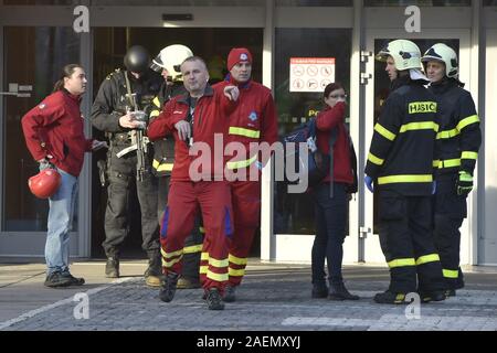 Ostrava, Tschechische Republik. 10 Dez, 2019. Die Dreharbeiten in der Ostrava Krankenhaus behauptete sechs Opfer in Ostrava, Tschechische Republik, 10. Dezember 2019. Credit: Jaroslav Ozana/CTK Photo/Alamy leben Nachrichten Stockfoto