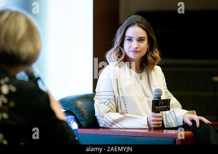 Macau, China. 08 Dez, 2019. Lily James in einer Podiumsdiskussion beim 4. Internationalen Film Festivals & Auszeichnungen Macau in Macau Cultural Center. Macau, 08.12.2019 | Verwendung der weltweiten Kredit: dpa/Alamy leben Nachrichten Stockfoto