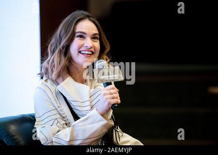 Macau, China. 08 Dez, 2019. Lily James in einer Podiumsdiskussion beim 4. Internationalen Film Festivals & Auszeichnungen Macau in Macau Cultural Center. Macau, 08.12.2019 | Verwendung der weltweiten Kredit: dpa/Alamy leben Nachrichten Stockfoto