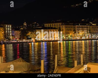 Reflexionen von den Lichtern der Stadt am Luganer See. Lugano - Schweiz Stockfoto