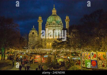 Wiener Weihnachtsmärkte haben große Einstellungen. Der Karlsplatz Version ist keine Ausnahme, vor der Karlskirche und der Technischen Universität eingebettet. Stockfoto