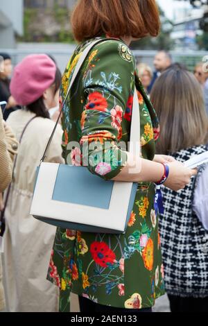 Mailand, Italien - 22. SEPTEMBER 2019: Frau mit Celine Ledertasche und grüne Jacke mit Blumenschmuck vor Fila fashion show, Mailand Fashion Week Stockfoto