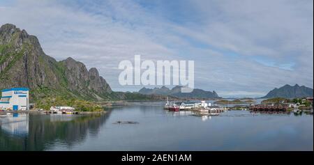 SVOLVAER, Norwegen - 07. Juli 2019: Stadtbild von Brücke über Hafen, Felsen und Inseln im Fjord und Berge geschossen unter hellen Sommer Stockfoto