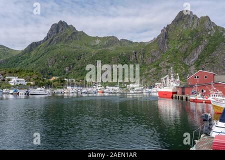 SVOLVAER, Norwegen - 07. Juli 2019: Stadtbild von nördlichen Marinepollen Hafen, unter hellen Sommer Licht schoss am Juli 07, 2019 in Svolvaer, Austvagoya, Stockfoto