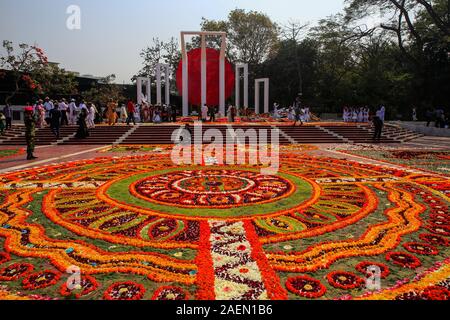 Zentrale Shahid Minar mit Kränzen und Blumen, wie die Nation ist eine Hommage an die Sprache der Bewegung Märtyrer am 21. Februar. Dhaka, Bangladesch. Stockfoto