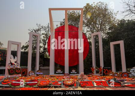 Zentrale Shahid Minar mit Kränzen und Blumen, wie die Nation ist eine Hommage an die Sprache der Bewegung Märtyrer am 21. Februar. Dhaka, Bangladesch. Stockfoto