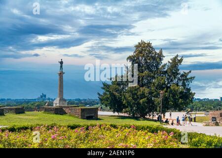 Belgrad, SERBIEN - 10. AUGUST 2019: die Festung Kalemegdan und Victor Denkmal, historischer Ort in Belgrad. Es ist eines der beliebtesten touristischen Plac Stockfoto