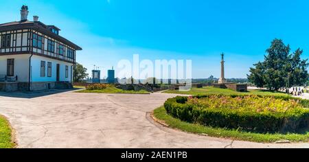 Belgrad, SERBIEN - 10. AUGUST 2019: die Festung Kalemegdan und Victor Denkmal, historischer Ort in Belgrad. Es ist eines der beliebtesten touristischen Plac Stockfoto