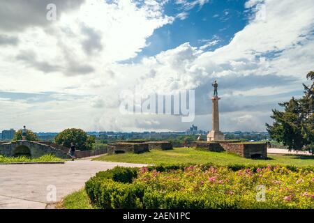 Belgrad, SERBIEN - 10. AUGUST 2019: die Festung Kalemegdan und Victor Denkmal, historischer Ort in Belgrad. Es ist eines der beliebtesten touristischen Plac Stockfoto