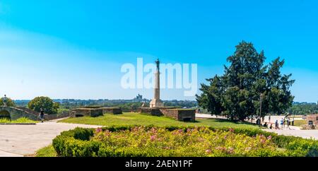 Belgrad, SERBIEN - 10. AUGUST 2019: die Festung Kalemegdan und Victor Denkmal, historischer Ort in Belgrad. Es ist eines der beliebtesten touristischen Plac Stockfoto