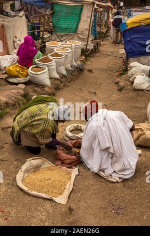 Äthiopien, Amhara-region, Soft-opening, Stadtzentrum, Markt, Männer an Gerste stall Auswahl Korn Stockfoto