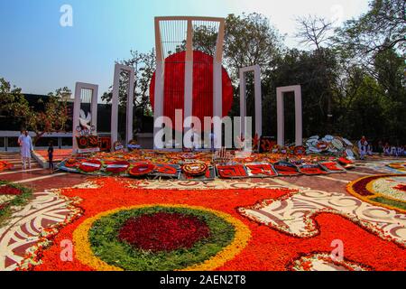 Zentrale Shahid Minar mit Kränzen und Blumen, wie die Nation ist eine Hommage an die Sprache der Bewegung Märtyrer am 21. Februar. Dhaka, Bangladesch. Stockfoto