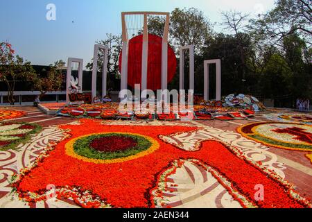 Zentrale Shahid Minar mit Kränzen und Blumen, wie die Nation ist eine Hommage an die Sprache der Bewegung Märtyrer am 21. Februar. Dhaka, Bangladesch. Stockfoto