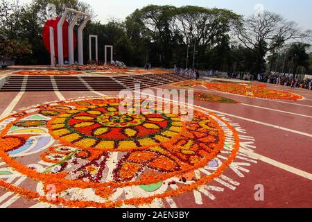 Zentrale Shahid Minar mit Kränzen und Blumen, wie die Nation ist eine Hommage an die Sprache der Bewegung Märtyrer am 21. Februar. Dhaka, Bangladesch. Stockfoto