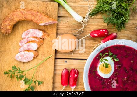 Weihnachten Borscht, Rote-Bete-Suppe mit gekochtem Ei auf der Platte, kochen Konzept Stockfoto