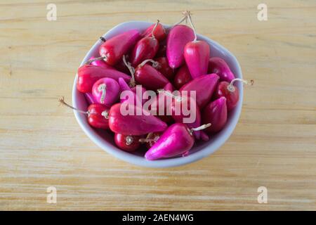 Pitiguey tropische Frucht in weißer Schale auf Holztisch Hintergrund. Draufsicht Stockfoto