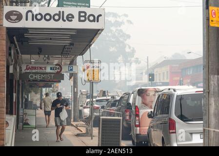 Sydney, Aust Dez 10 2019: Nach Wochen der Brände um Sydney, der Stadt und den Vororten weiterhin in Rauch abgedeckt werden. St Ives war unter den Hit Stockfoto