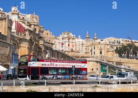 Valletta, Malta - 11. Oktober 2019: Hop on Hop off Sightseeing Bus auf einer Tour in der Hauptstadt Stockfoto