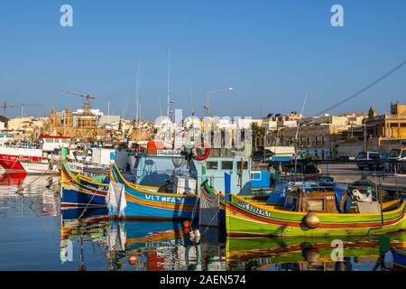 Marsaxlokk, Malta - 14. Oktober 2019: traditionellen maltesischen Boote namens Luzzu in Marsaxlokk Fischerdorf in Malta Insel im Mittelmeer Stockfoto