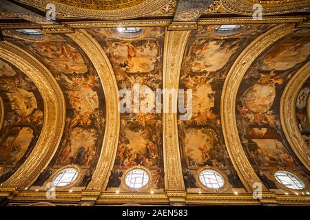 Valletta, Malta - Oktober 10, 2019: St John's Co-Cathedral Innenraum, lackiert, gewölbte Decke in der Kathedrale von St. John in 16 t gebaut Stockfoto