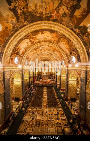 Valletta, Malta - Oktober 10, 2019: St John's Co-Cathedral hohe barocke Innenausstattung, spektakuläre Kathedrale Kirche durch die Ritter Orden gebaut Stockfoto