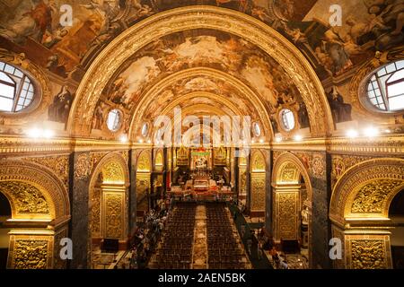 Valletta, Malta - Oktober 10, 2019: St John's Co-Cathedral hohe barocke Innenausstattung, spektakuläre Kathedrale Kirche durch die Ritter Orden gebaut Stockfoto