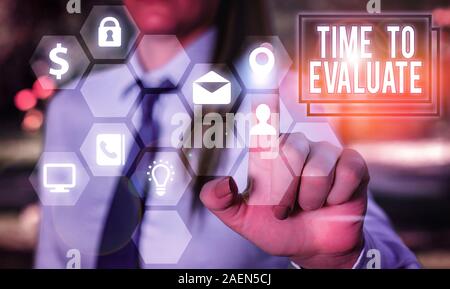 Schreiben Hinweis zeigt Zeit zu bewerten. Business Konzept für Richter etwas in Bezug auf ihren Wert oder Bedeutung Stockfoto