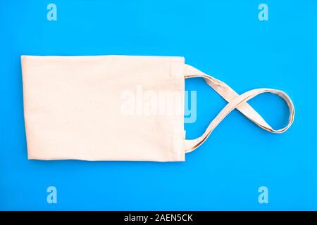 Canvas Baumwolle weiß Beutel auf dem helle horizontale blaue Hintergrund. Umweltfreundliche, wiederverwendbare Tasche zum Einkaufen. Eco und null Abfall Konzept. Close Up. Stockfoto