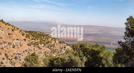 Panorama der nördlichen Hula Tal, bis an den Berg Hermon und die Golanhöhen in der Nähe des Re'ut Museum im oberen Galiläa in Israel mit einer felsigen Cli Stockfoto