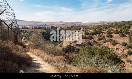 Ein Abschnitt der Israel National Trail in der kedes Naturschutzgebiet am koach Festung im oberen Galiläa, die einheimische Vegetation und einem alten mi Stockfoto