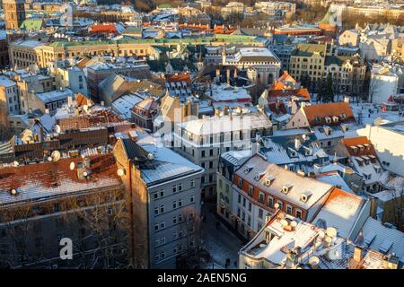 Panorama Blick auf die Altstadt von Riga, Lettland im Winter Tag. Luftaufnahme von St. Peter's Cathedral auf verschneiten Dächer und mittelalterlichen Gassen. Stockfoto