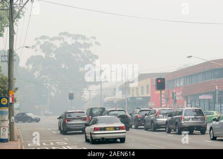 Sydney, Aust Dez 10 2019: Nach Wochen der Brände um Sydney, der Stadt und den Vororten weiterhin in Rauch abgedeckt werden. St Ives war unter den Hit Stockfoto