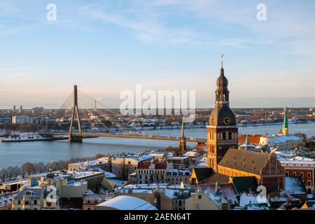 Antenne Panoramablick auf die Altstadt von Riga, Clock Tower, Fluss Daugava und die moderne Brücke. Winter sonniger Tag. Stockfoto