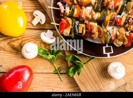 Gegrillte Shish Kebab mit Huhn, becon und Gemüse Stockfoto