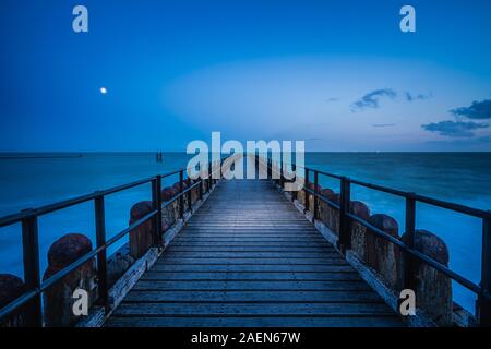 Holz- wellenbrecher mit Steg auf der sandigen Strände von Walcheren in der Nähe des Dorfes Westkapelle in Zeeland, Niederlande Stockfoto