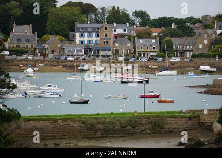 Ansicht eines typischen kleinen Strand Stadt und Hafen in der Bretagne, Frankreich an einem stürmischen Tag Stockfoto